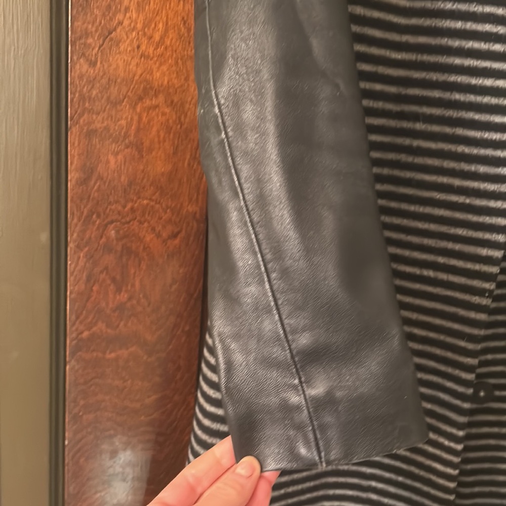 Stunning MADEWELL outerwear jacket with front pockets and functional snaps. - Picture 4 of 9